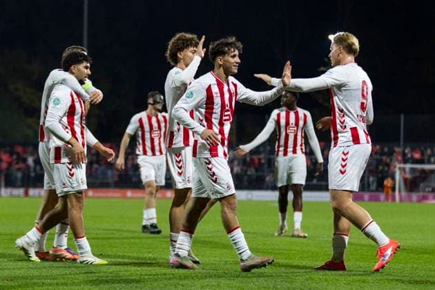UEFA Youth League 1 FC Köln Racing FC Union Luxembourg 05 11 2025 Jason Ponente Ramirez 1 FC Köln U19, 7 , Fynn Schenten 1 FC Köln U19, 9 and Arian Römers 1 FC Köln U19, 6 cheer after scoring to take a 1 0 lead UEFA Youth League, second leg of the Champions Way Round 2, 1 FC Köln Racing FC Union Luxembourg, on 05 11 2025, Franz Kremer Stadion, Cologne Copyright: xBEAUTIFULxSPORTS Meuselx