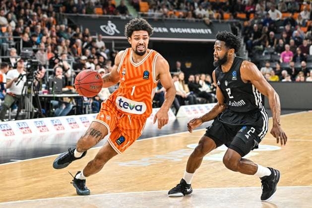 GER, EuroCup, ratiopharm Ulm vs London Lions 05 11 2025, ratiopharm arena, Neu Ulm, GER, EuroCup, ratiopharm Ulm vs London Lions, pictured Len Schoormann Ulm, 1 , Chasson Randle London, 2 nordphotoxGmbHx xHafner nph00200