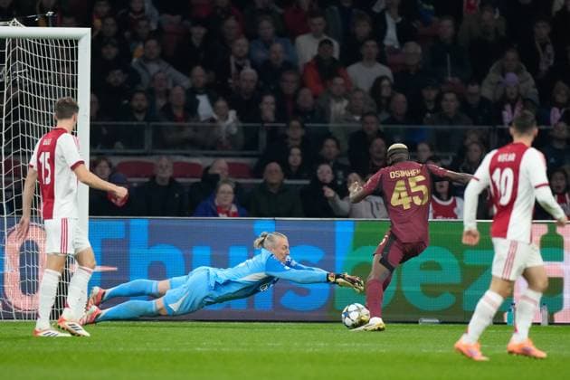 AMSTERDAM , 05-11-2025 , JohanCruyff Arena , season 2025 2026 , UEFA Champions League Football , match between Ajax and Galatasaray. Picture shows Ajax goalkeeper Remko Pasveer and Galatasaray player Victor Osimhen Ajax - Galatasaray  x31877790x Copyright:
