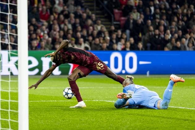 AMSTERDAM (l-r) Victor Osimhen of Galatasaray, Ajax goalkeeper Remko Pasveer during the UEFA Champions League match between AFC Ajax and Galatasaray SK at the Johan Cruijff ArenA on November 5, 2025, in Amsterdam, Netherlands. ANP KOEN VAN WEEL UEFA Champions League Matchday 4 2025-2026 xVIxANPxSportx xxANPxIVx 541337384 originalFilename: 541337384.jpg