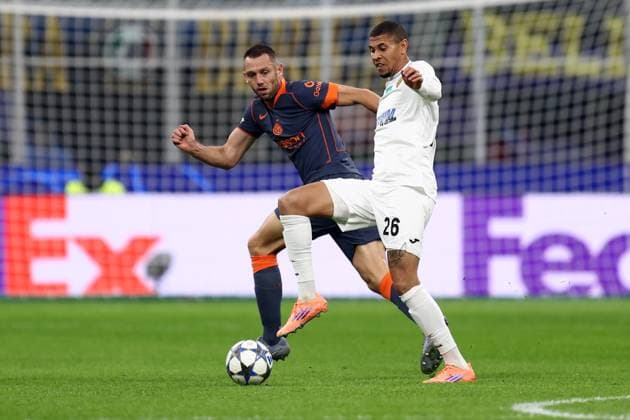 Edmilson de Paula (FC Kairat Almaty) und Stefan de Vrij (Fc Internazionale) battle for the ball, UEFA Champions League 2025 26 League Phase MD4, FC Internazionale Milano v FC Kairat Almaty, Stadio Giuseppe Meazza (San Siro), November 5, 2025, Milan, Italy.