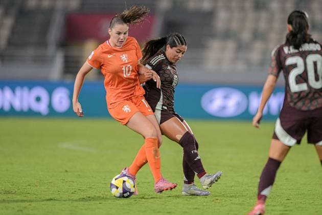 CALCIO - FIFA Mondiali - U17, U 17 Women - Semifinal - Netherlands vs Mexico 10 Reyes C. (Midfielder) of Mexico U-17 contrast with 10 Gelevert A. (Midfielder) of Netherlands U-17 is in action during the FIFA U-17 Women s World Cup Morocco 2025 Semifinal match between Netherlands and Mexico in Rabat, Morocco, on November 5, 2025, at the Olympic Stadium Morocco Morocco  Copyright: xIPAxSport ABACAx
