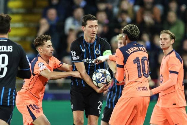 Club s Hans Vanaken and Barcelona s Lamine Yamal pictured during a game between Belgian Club Brugge KV and Spanish FC Barcelona, Barca on Wednesday 05 November 2025 in Brugge, on day four of the League phase of the UEFA Champions League tournament. BRUNOxFAHY  x139342672x