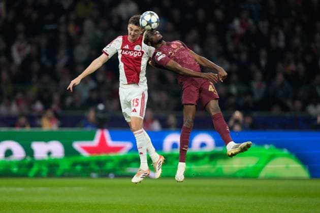 AMSTERDAM , 05-11-2025 , JohanCruyff Arena , season 2025 2026 , UEFA Champions League Football , match between Ajax and Galatasaray. Picture shows Ajax player Youri Baas and Galatasaray player Victor Osimhen Ajax - Galatasaray  x31877877x Copyright:
