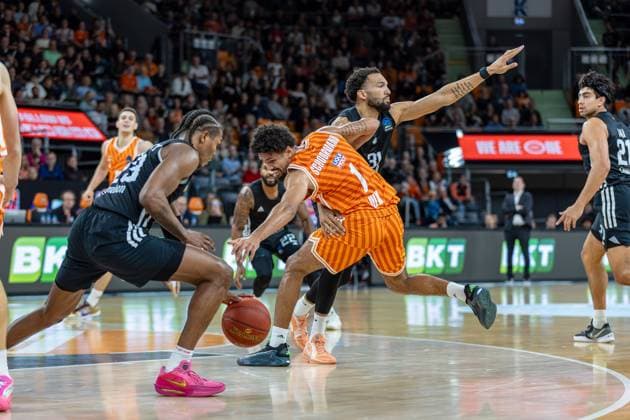 Fight for the ball with full commitment Kameron McGusty London Lions, 23 Len Schoormann Ratiopharm Ulm, 01 Deane Williams London Lions, 31 , GER, ratiopharm ulm vs London Lions, Basketball, 6 round, BKT EuroCup, 2025 2026 season, 05 11 2025, GER, ratiopharm ulm vs London Lions, Basketball, 6 round, BKT EuroCup, 2025 2026 season, 05 11 2025 New Ulm Copyright: xEibner-Pressefoto JanixPlessx EP_JPL