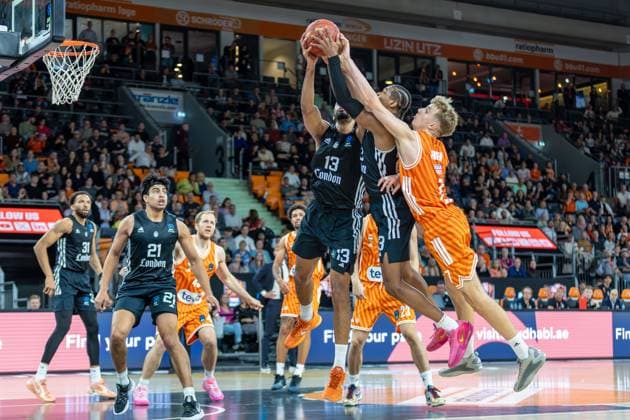 Battle for the rebound by Tobias Jensen Ratiopharm Ulm, 07 Johnathan Williams London Lions, 13 Shavar Reynolds Jr London Lions, 33 , GER, ratiopharm ulm vs London Lions, Basketball, 6 round, BKT EuroCup, 2025 2026 season, 05 11 2025, GER, ratiopharm ulm vs London Lions, Basketball, 6 round, BKT EuroCup, 2025 2026 season, 05 11 2025 New Ulm Copyright: xEibner-Pressefoto JanixPlessx EP_JPL