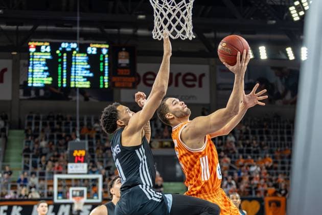 Christopher Ledlum Ratiopharm Ulm, 04 Deane Williams London Lions, 31 tries to block, GER, ratiopharm ulm vs London Lions, Basketball, 6 round, BKT EuroCup, 2025 2026 season, 05 11 2025, GER, ratiopharm ulm vs London Lions, Basketball, 6 round, BKT EuroCup, 2025 2026 season, 05 11 2025 New Ulm Copyright: xEibner-Pressefoto JanixPlessx EP_JPL
