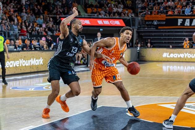 Dynamic duel between Mark Smith Ratiopharm Ulm, 13 Johnathan Williams London Lions, 13 move to the basket facial expressions gestures emotions, GER, ratiopharm ulm vs London Lions, basketball, 6 round, BKT EuroCup, 2025 2026 season, 05 11 2025, GER, ratiopharm ulm vs London Lions, basketball, 6 round, BKT EuroCup, 2025 2026 season, 05 11 2025 New Ulm Copyright: xEibner-Pressefoto JanixPlessx EP_JPL