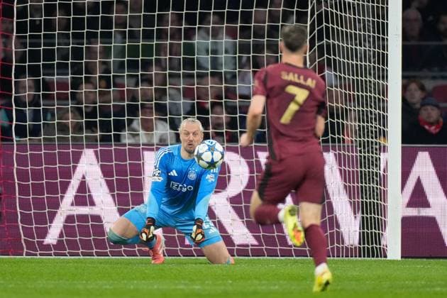 AMSTERDAM , 05-11-2025 , JohanCruyff Arena , season 2025 2026 , UEFA Champions League Football , match between Ajax and Galatasaray. Picture shows Ajax goalkeeper Remko Pasveer Ajax - Galatasaray  x31878087x Copyright: