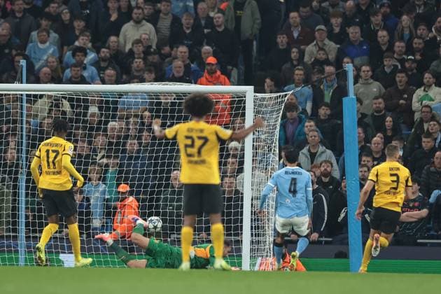 UEFA Champions League Matchday 4 of 8 Manchester City v Borussia Dortmund Waldemar Anton of Borussia Dortmund scores to make it 3-1 during the UEFA Champions League Matchday 4 of 8 Manchester City vs Borussia Dortmund at the City of Manchester Stadium, Manchester, United Kingdom, 5th November 2025 (Photo by Mark Cosgrove News Images) Manchester City of Manchester Stadium Manchester United, ManU Kingdom Copyright: xMarkxCosgrove NewsxImagesx