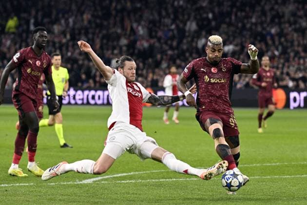 AMSTERDAM (l-r) Wout Weghorst of AFC Ajax, Mario Lemina of Galatasaray during the UEFA Champions League match between AFC Ajax and Galatasaray SK at the Johan Cruijff ArenA on November 5, 2025, in Amsterdam, Netherlands. ANP OLAF KRAAK UEFA Champions League Matchday 4 2025-2026 xVIxANPxSportx xxANPxIVx 541338598 originalFilename: 541338598.jpg