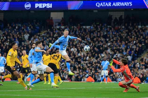 Manchester City v Borussia Dortmund Champions League 05 11 2025. Erling Haaland (9) of Manchester City sees his effort on goal saved by Gregor Kobel (1) of Borussia Dortmund during the Champions League match between Manchester City and Borussia Dortmund at the Etihad Stadium, Manchester, England on 5 November 2025. Manchester Etihad Stadium Manchester England Editorial use only , Copyright: xConorxMolloyx PSI-23168-0056