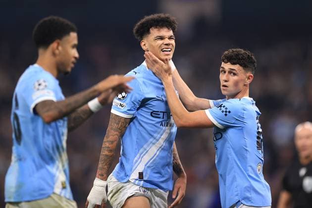 Fußball UEFA-Champions-League-Phase Manchester City gegen Borussia Dortmund 5. November 2025 UEFA-Champions-League-Phase Manchester City gegen Borussia Dortmund Nico O™Reilly von Manchester City wird von Phil Foden getröstet, nachdem er eine Chance vergeben hat Foto Simon Stacpoole Abseits Manchester UK  Copyright: xSimonxStacpoolexOffside