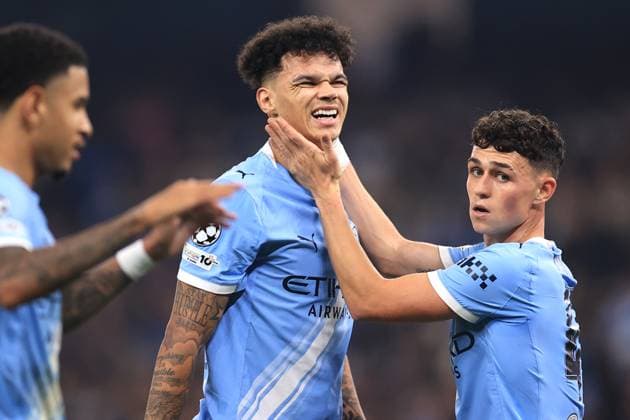 Fußball UEFA-Champions-League-Phase Manchester City gegen Borussia Dortmund 5. November 2025 UEFA-Champions-League-Phase Manchester City gegen Borussia Dortmund Nico O™Reilly von Manchester City wird von Phil Foden getröstet, nachdem er eine Chance vergeben hat Foto Simon Stacpoole Abseits Manchester UK  Copyright: xSimonxStacpoolexOffside