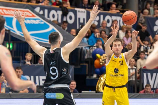 ENBL 2025 2026 Syntainics MBC vs Valmiera Glass Via Weissenfels, Germany 05 November 2025 Pictured from left Artis Ate Valmiera and Reaves Spencer Weissenfels Weissenfels Stadthalle Sachsen Anhalt Germany
