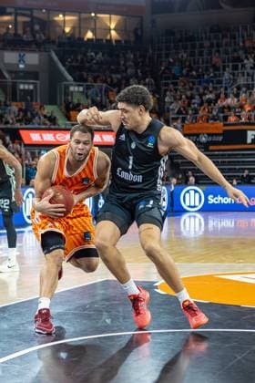 Tough duel between Christopher Ledlum Ratiopharm Ulm, 04 Joel Scott London Lions, 01 , GER, ratiopharm ulm vs London Lions, Basketball, 6 round, BKT EuroCup, 2025 2026 season, 05 11 2025, GER, ratiopharm ulm vs London Lions, Basketball, 6 round, BKT EuroCup, 2025 2026 season, 05 11 2025 New Ulm Copyright: xEibner-Pressefoto JanixPlessx EP_JPL