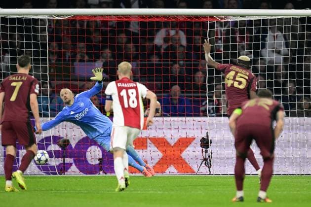 AMSTERDAM - Victor Osimhen of Galatasaray (45) scores the 0-2 during the UEFA Champions League match between AFC Ajax and Galatasaray SK at the Johan Cruijff ArenA on November 5, 2025 in Amsterdam, Netherlands. ANP OLAF KRAAK UEFA Champions League Matchday 4 2025-2026 xVIxANPxSportx xxANPxIVx 541339011 originalFilename: 541339011.jpg