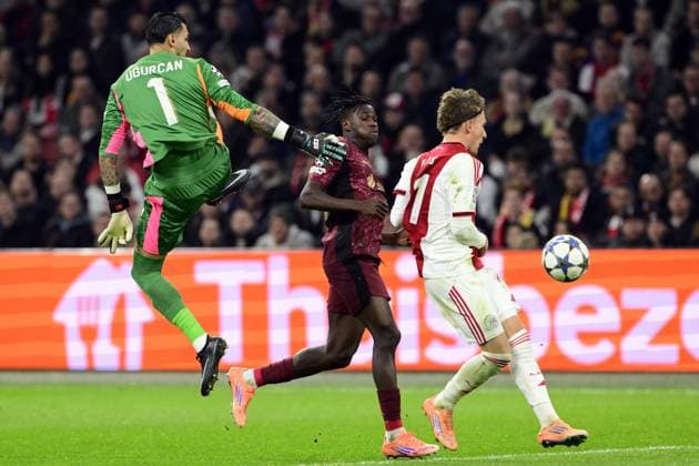 AMSTERDAM (l-r) Galatasaray goalkeeper UÄüurcan Ã‡akÄ±r, Mika Godts of AFC Ajax during the UEFA Champions League match between AFC Ajax and Galatasaray SK at the Johan Cruijff ArenA on November 5, 2025, in Amsterdam, Netherlands. ANP OLAF KRAAK UEFA Champions League Matchday 4 2025-2026 xVIxANPxSportx xxANPxIVx 541339170 originalFilename: 541339170.jpg