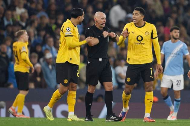 Manchester City v Borussia Dortmund - UEFA Champions League 2025 26 League Phase MD4 Emre Can of Borussia Dortmund and Jobe Bellingham of Borussia Dortmund speak to Referee Szymon Marciniak during the UEFA Champions League 2025 26 League Phase MD4 match between Manchester City and Borussia Dortmund at City of Manchester Stadium on November 5, 2025 in Manchester, England. Manchester City of Manchester Stadium England United Kingdom Copyright: xRichardxSellers Sportsphoto APLx 14140432