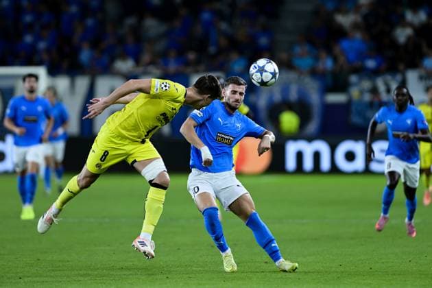 November 5, 2025, Limassol, Limassol, Cyprus: JUAN FOYTH (8) of Villareal and VLAD DRAGOMIR (30) of Pafos in action during the UEFA Champions League phase matchday 4 game beetwen Pafos FC and Villareal FC at Alphamega Stadium in Limassol,Cyprus on 05 of November r 2025 Limassol Cyprus - ZUMAk195 20251105_znp_k195_024 Copyright: xXenophonxKarakalosx