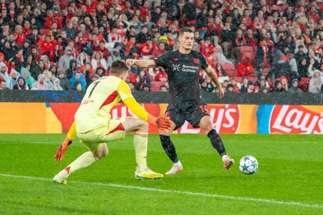 Patrik Schick Bayer Leverkusen, 14 before Anatoliy Trubin Benfica Lisbon, 01 , POR, Benfica Lisbon vs Bayer 04 Leverkusen, Football, UEFA Champions League, Matchday 4, 2025 2026 season, 05 11 2025, POR, Benfica Lisbon vs Bayer 04 Leverkusen, Football, UEFA Champions League, Matchday 4, 2025 2026 season, 05 11 2025, Lisbon Copyright: xEibner-Pressefoto EdwardxCheungx EP_ECG