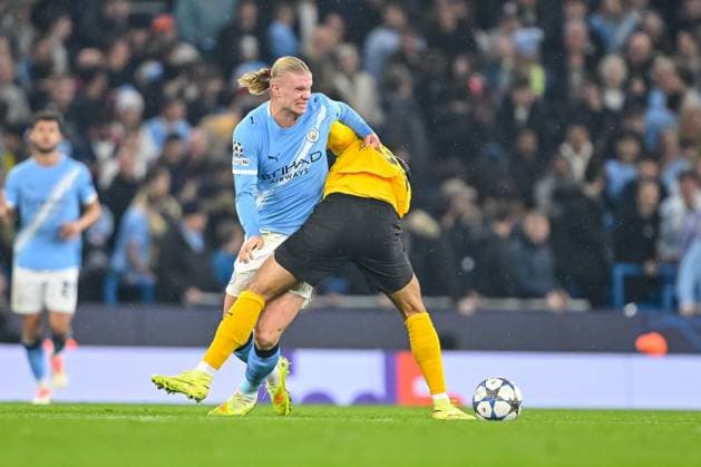 Erling Haaland (Manchester City) und Emre Can (Borussia Dortmund) battle for the ball during the UEFA Champions League 2025 26 League Phase MD4 match between Manchester City and Borussia Dortmund at City of Manchester Stadium on November 5, 2025 in Manchester, United Kingdom. (Photo by Harry Langer DeFodi Images) Erling Haaland Manchester City and Emre Can Borussia Dortmund battle for the ball during the UEFA Champions League 2025 26 League Phase MD4 match between Manchester City and Borussia Dortmund at City of Manchester Stadium on November 5, 2025 in Manchester, United Kingdom Photo by Harry Langer DeFodi Images