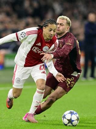 AMSTERDAM (l-r) Kian Fitz-Jim of AFC Ajax, BarÄ±Åü Alper YÄ±lmaz of Galatasaray during the UEFA Champions League match between AFC Ajax and Galatasaray SK at the Johan Cruijff ArenA on November 5, 2025 in Amsterdam, Netherlands. ANP OLAF KRAAK UEFA Champions League Matchday 4 2025-2026 xVIxANPxSportx xxANPxIVx 541340360 originalFilename: 541340360.jpg
