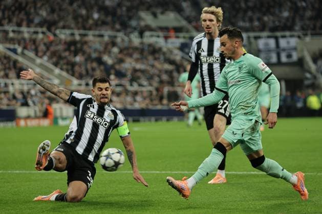 Newcastle United FC v Athletic Club - UEFA Champions League 2025 26 League Phase MD4 Bruno Guimaraes of Newcastle United blocks a shot from Alex Berenguer of Athletic Bilbao during the UEFA Champions League League Stage match between Newcastle United and Athletic Club De Bilbao at St. James s Park in Newcastle, on November 5, 2025. Newcastle Tyne and Wear United Kingdom  Copyright: xMIxNewsx originalFilename:fletcher-newcastl251105_npc3O.jpg