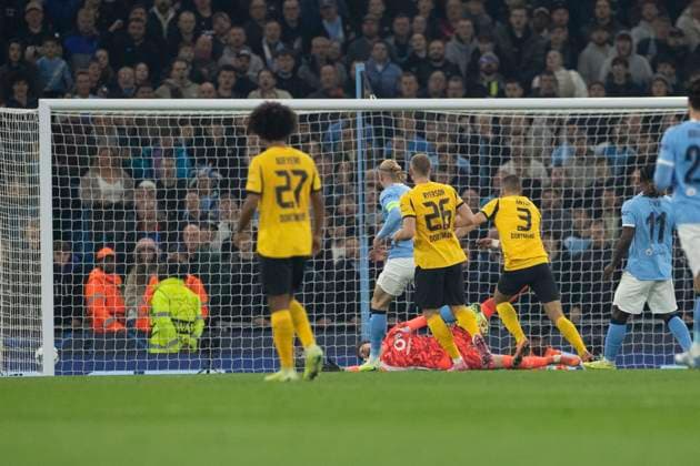 Manchester City v Borussia Dortmund - UEFA Champions League 2025 26 League Phase MD4 Phil Foden 47 of Manchester City F.C. scores a goal during the UEFA Champions League League Stage match between Manchester City and Ballspielverein Borussia 09 e.V. Dortmund at the Etihad Stadium in Manchester, on November 5, 2025. Manchester Manchester United, ManU Kingdom  Copyright: xMIxNewsx originalFilename:fletcher-manchest251105_nptbd.jpg