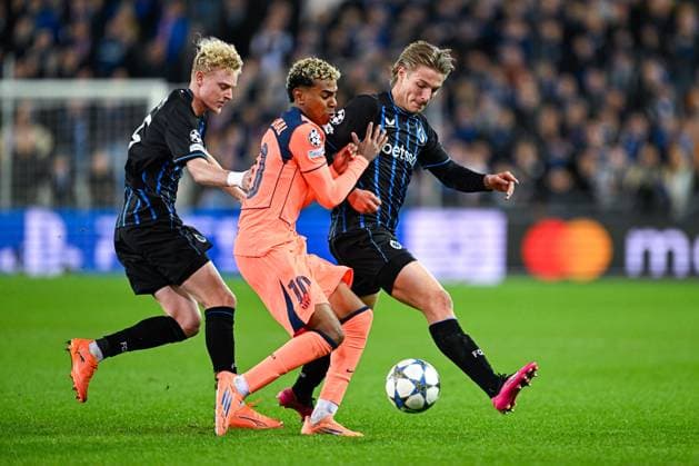Club Brugge v Barcelona - UEFA Champions League BRUGGE, BELGIUM - NOVEMBER 05 : Seys Joaquim defender of Club Brugge, Yamal Lamine forward of Barcelona, Vermant Romeo forward of Club Brugge in action during the UEFA Champions League 2025 26 League Phase MD4 match between Club Brugge and Barcelona on November 5, 2025 in Brugge, Belgium, 05 11 2025 Brugge Belgium  Copyright: xNicoxVereeckenx