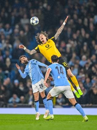 Bernardo Silva (Manchester City), Fabio Silva (Borussia Dortmund) und Nico Gonzalez (Manchester City) battle for the ball during the UEFA Champions League 2025 26 League Phase MD4 match between Manchester City and Borussia Dortmund at City of Manchester Stadium on November 5, 2025 in Manchester, United Kingdom. (Photo by Harry Langer DeFodi Images) Bernardo Silva Manchester City , Fabio Silva Borussia Dortmund and Nico Gonzalez Manchester City battle for the ball during the UEFA Champions League 2025 26 League Phase MD4 match between Manchester City and Borussia Dortmund at City of Manchester Stadium on November 5, 2025 in Manchester, United Kingdom Photo by Harry Langer DeFodi Images