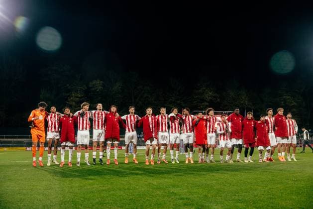 Cologne, Germany, November 5th 2025 Wide shot of U19 team of 1.FC Koln celebration with the fans after win and reaching next round during the UEFA Youth League match between 1.FC Koln vs. Racing Union at Franz-Kremer-Stadion in Cologne, Germany. (Gabor Baumgarten SPP) Copyright: xGaborxBaumgartenx xSPPx spp-en-GaBaSp-25_11_05_1.FC Koln_Racing Union_Youth_League_Gabor Baumgarten-521148