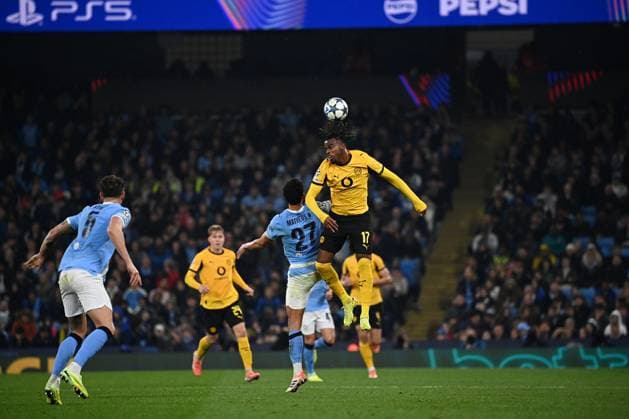 UEFA Champions League Manchester City vs Borussia Dortmund, 05 11 2025 MANCHESTER, GREAT BRITAIN NOVEMBER 05 Carney Chukwuemeka of Borussia Dortmund heads away from Matheus Nunes of Manchester City during the UEFA Champions League match between Manchester City vs Borussia Dortmund at Etihad Stadium on matchday 4 of the UEFA Champions League Season 2025 26 on November 05, 2025 in Manchester, Great Britain Copyright: xBEAUTIFULxSPORTS Mansoorx
