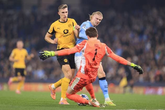 Fußball UEFA-Champions-League-Phase Manchester City gegen Borussia Dortmund 5. November 2025 UEFA-Champions-League-Phase Manchester City gegen Borussia Dortmund Nico Schlotterbeck von Borussia Dortmund und Erling Haaland von Manchester City prallen mit Borussia Dortmunds Torwart Gregor Kobel zusammen Foto Simon Stacpoole Abseits Manchester UK  Copyright: xSimonxStacpoolexOffside