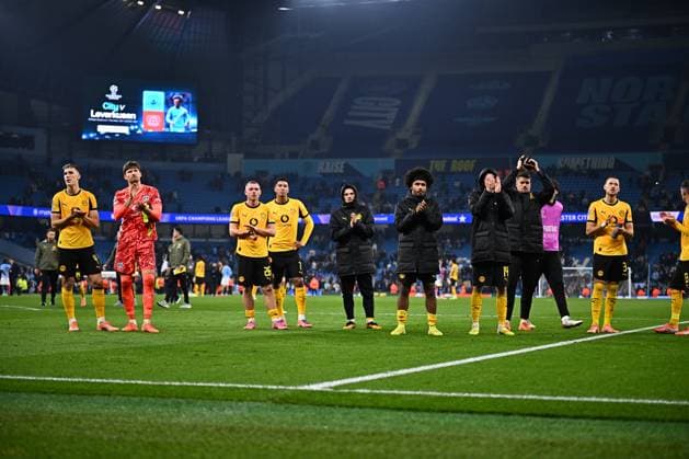 UEFA Champions League Manchester City vs Borussia Dortmund, 05 11 2025 MANCHESTER, GREAT BRITAIN NOVEMBER 05 The Dortmund team salute the away fans after their 4 1 defeat at the hands of Manchester City during the UEFA Champions League match between Manchester City vs Borussia Dortmund at Etihad Stadium on matchday 4 of the UEFA Champions League Season 2025 26 on November 05, 2025 in Manchester, Great Britain Copyright: xBEAUTIFULxSPORTS Mansoorx
