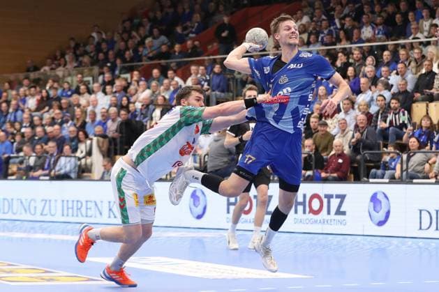 05 11 2025, xtgx, Handball, DHB Pokal 3 round, TV Grosswallstadt SC Magdeburg v l Elvar Orn Jonsson Magdeburg, 19 , Sebastian Trost Grosswallstadt, 17 duel, duel, fight, tackle Elsenfeld