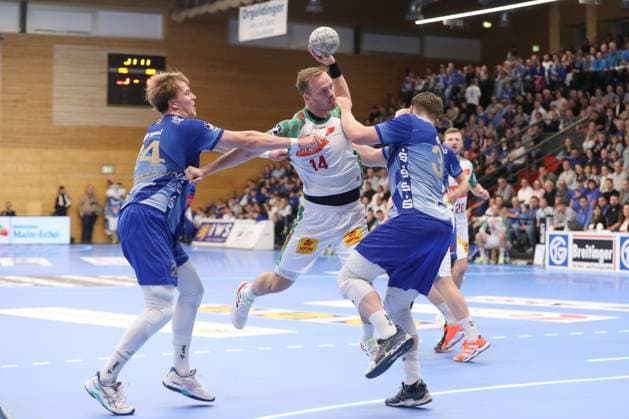 05 11 2025, xtgx, Handball, DHB Pokal 3 round, TV Großwallstadt SC Magdeburg v l Ben Connar Battermann Grosswallstadt, 24 , Omar Ingi Magnusson Magdeburg, 14 , Axel Skaarnaes Grosswallstadt, 35 duel, duel, fight, tackle Elsenfeld