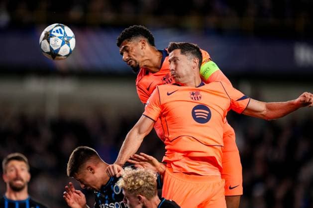 BRUGES, BELGIUM - NOVEMBER 5: Ronald Araujo of FC Barcelona, Barca and Robert Lewandowski of FC Barcelona jump for the ball during the UEFA Champions League 2025 26 League Phase MD4 match between Club Brugge KV and FC Barcelona at Jan Breydelstadion on November 5, 2025 in Bruges, Belgium. (Photo by Rene Nijhuis) SPO  Copyright: xRenexNijhuis