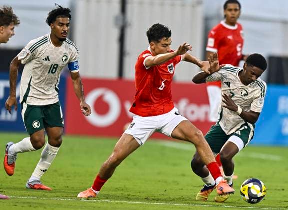Austria vs Saudi Arabia : Group L - FIFA U-17 World Cup Qatar 2025 Loris Husic of Austria view with Waleed Alnour of Saudi Arabia in action during the FIFA U-17 World Cup Qatar 2025 Group L match between Austria and Saudi Arabia in Doha, Qatar, on November 5, 2025. DOHA Qatar Copyright: xNOUSHADx
