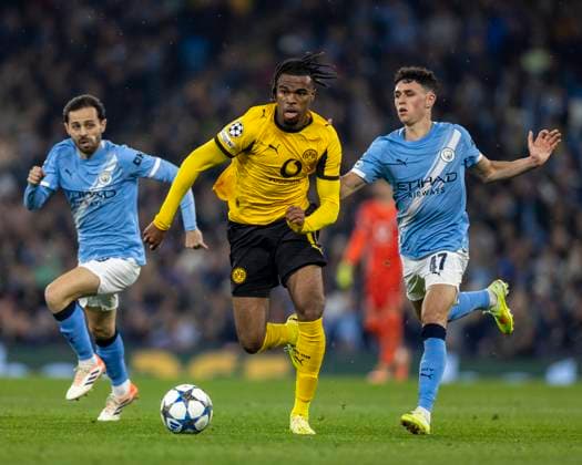 5th November 2025; Etihad Stadium, Manchester, England; UEFA Champions League Football, Manchester City versus Borussia Dortmund; Carbet Chukwuemeka of Borussia Dortmund under pressure from Phil Foden of Manchester City  TimxWilliams