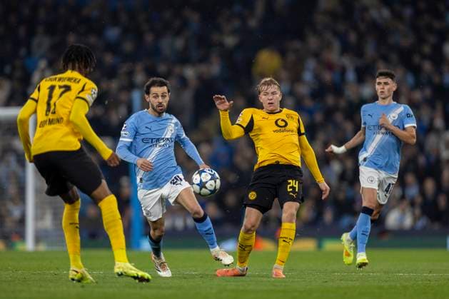 5th November 2025; Etihad Stadium, Manchester, England; UEFA Champions League Football, Manchester City versus Borussia Dortmund; Daniel Svensson of Borussia Dortmund crosses the ball  TimxWilliams