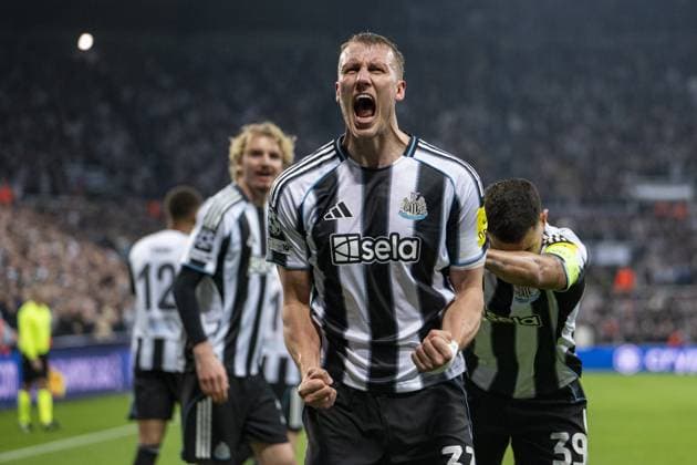 NEWCASTLE UPON TYNE, ENGLAND - NOVEMBER 05: Dan Burn of Newcastle United celebrates after scoring the team s first goal during the UEFA Champions League match between Newcastle United and Atletico de Bilbao on November 05, 2025 at St James Park in Newcastle Upon Tyne, England. (Photo by Will Palmer Sports Press Photo) Copyright: xWillxPalmer SportsxPressxPhotox Sportspressphoto_SPR57346