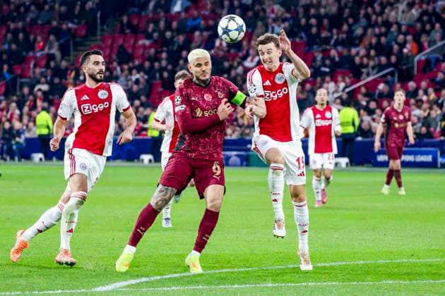 Mauro Icardi of Galatasaray and Youri Baas of AFC Ajax battle for the ball AFC Ajax v Galatasaray A.S., UEFA Champions League 2025 26 League Phase MD4, AFC Ajax v Galatasaray A.S., Johan Cruijff ArenA, November 5, 2025, Amsterdam, Netherlands.