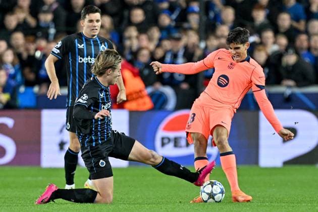 251105 Club Brugge vs FC Barcelona, Barca Romeo Vermant (17) of Club Brugge and Gerard Martin (18) of Barcelona pictured during the Uefa Champions League 4th matchday in the League phase game in season 2025 - 2026 between Club Brugge KV and FC Barcelona on November 5 , 2025 in Brugge, Belgium. (Photo by David Catry Isosport) Brugge Belgium  Copyright: xDavidxCatryx 20251105DC2_1094