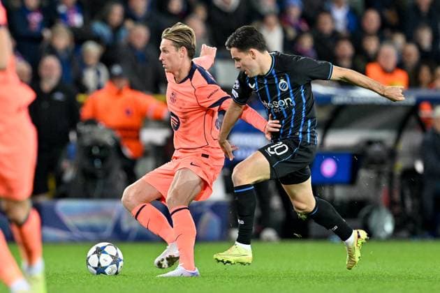 251105 Club Brugge vs FC Barcelona, Barca Frenkie de Jong (21) of Barcelona and Hugo Vetlesen (10) of Club Brugge pictured in action during the Uefa Champions League 4th matchday in the League phase game in season 2025 - 2026 between Club Brugge KV and FC Barcelona on November 5 , 2025 in Brugge, Belgium. (Photo by David Catry Isosport) Brugge Belgium  Copyright: xDavidxCatryx 20251105DC2_1261