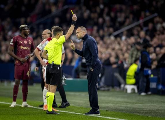 AMSTERDAM (L-R) Referee Benoit Bastien gives a yellow card to Ajax coach Johnny Heitinga during the UEFA Champions League match between AFC Ajax and Galatasaray SK at the Johan Cruijff ArenA on November 5, 2025, in Amsterdam, Netherlands. ANP KOEN VAN WEEL UEFA Champions League Matchday 4 2025-2026 xVIxANPxSportx xxANPxIVx 541345489 originalFilename: 541345489.jpg