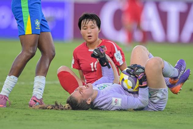 CALCIO - FIFA Mondiali - U17, U 17 Women - Semifinal - Brazil vs North Korea 10 Yu Y. Jong Hyang (Forward) of Korea DPR U-17 contrast with 1 Ana Morganti (Goalkeeper) of Brazil U-17 is in action during the FIFA U-17 Women s World Cup Morocco 2025 Semifinal match between Brazil and Korea DPR in Rabat, Morocco, on November 5, 2025, at the Olympic Stadium Morocco Morocco  Copyright: xIPAxSport ABACAx