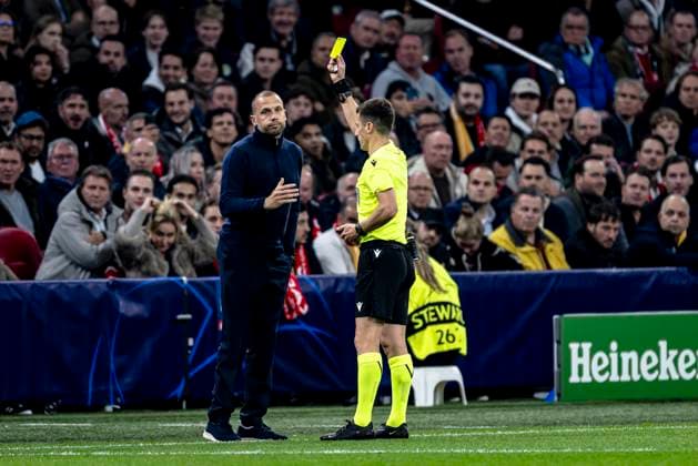 referee Benoit Bastien shows a yellow card to AFC Ajax Amsterdam trainer John Heitinga, during the match FOOTBALL - CHAMPIONS LEAGUE - AJAX vs GALATASARAY at the Johan Cruijff ArenA for the Champions League - League phase - Matchday 4 season 2025-2026 in AMSTERDAM, Netherlands on 5 November 2025, (photo by Stefan Koop EYE4images DeFodi Images) referee Benoit Bastien shows a yellow card to AFC Ajax Amsterdam trainer John Heitinga, during the match FOOTBALL CHAMPIONS LEAGUE AJAX vs GALATASARAY at the Johan Cruijff ArenA for the Champions League League phase Matchday 4 season 2025 2026 in AMSTERDAM, Netherlands on 5 November 2025, photo by Stefan Koop EYE4images DeFodi Images