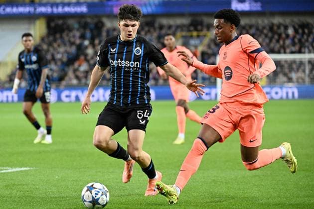 251105 Club Brugge vs FC Barcelona, Barca Kyriani Sabbe (64) of Club Brugge battles for the ball with Alejandro Balde (3) of Barcelona during the Uefa Champions League 4th matchday in the League phase game in season 2025 - 2026 between Club Brugge KV and FC Barcelona on November 5 , 2025 in Brugge, Belgium. (Photo by Maarten Straetemans Isosport) Brugge Belgium  Copyright: xMaartenxStraetemansx ClubBrugge-FCBarcelona_20251105_048