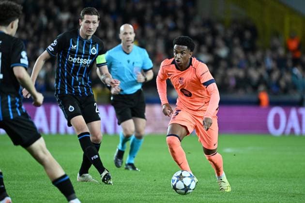 251105 Club Brugge vs FC Barcelona, Barca Hans Vanaken (20) of Club Brugge battles for the ball with Alejandro Balde (3) of Barcelona during the Uefa Champions League 4th matchday in the League phase game in season 2025 - 2026 between Club Brugge KV and FC Barcelona on November 5 , 2025 in Brugge, Belgium. (Photo by Maarten Straetemans Isosport) Brugge Belgium  Copyright: xMaartenxStraetemansx ClubBrugge-FCBarcelona_20251105_051